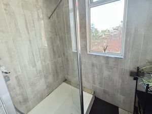 Shower room- click for photo gallery